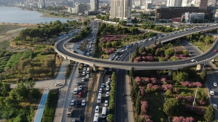 İzmir’de trafiğe kayıtlı araç sayısı arttı
