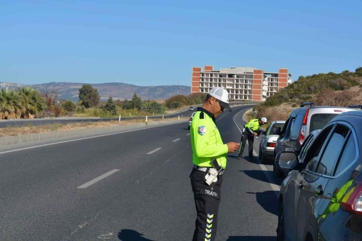 İzmir’de trafik denetimleri hız kesmeden devam ediyor
