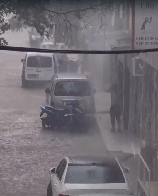 İzmir’de yağmur hayatı felç etti
