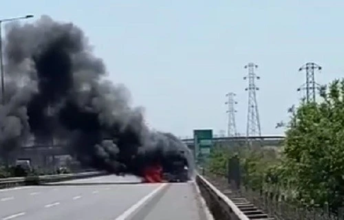 İzmir’de yakıt yüklü tanker alev aldı
