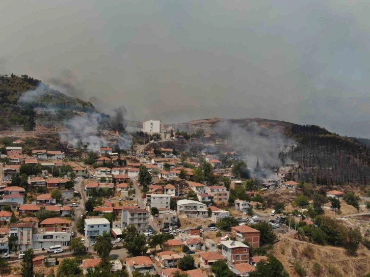 İzmir’deki orman yangını yerleşim yerlerine sıçradı: Bazı evler kül oldu
