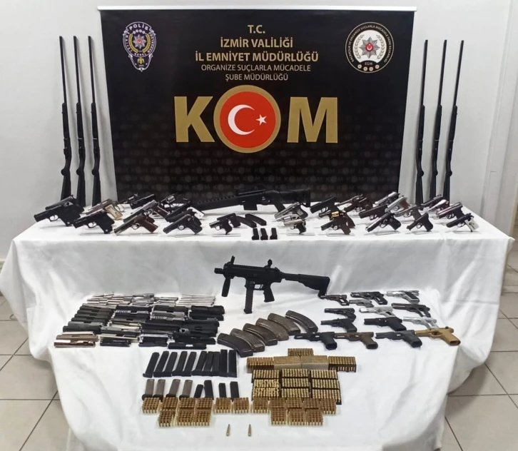 İzmir’deki yasa dışı silah ticareti operasyonunda 2 tutuklama
