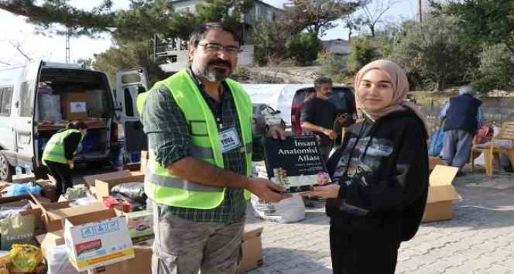 İzmir depreminde oğlunu kaybeden baba tıp öğrencisinin kitap talebini yerine getirdi