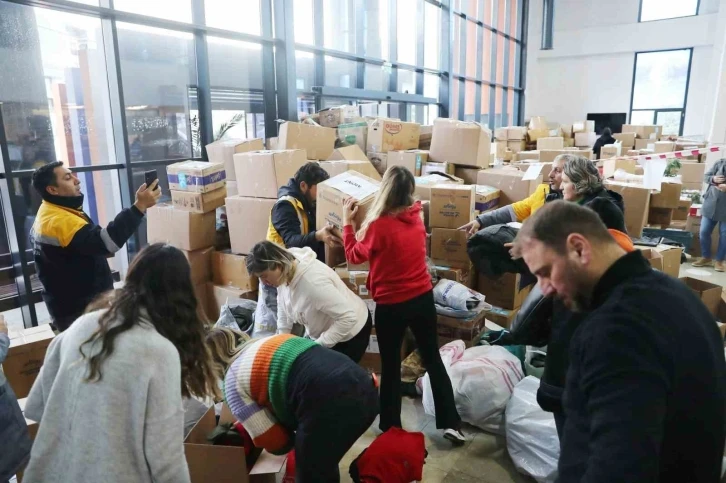 İzmir, depremzedeler için seferber oldu
