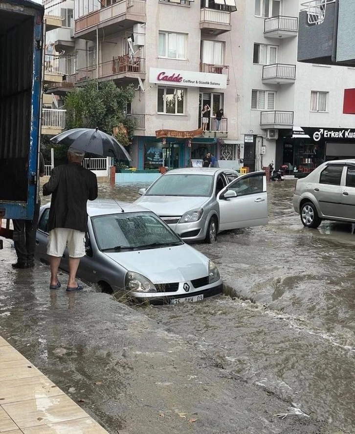 İzmir’i yeniden şiddetli yağış vurdu
