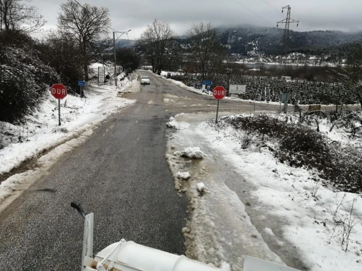 İzmir’in yüksek kesimlerinde karla mücadele başladı
