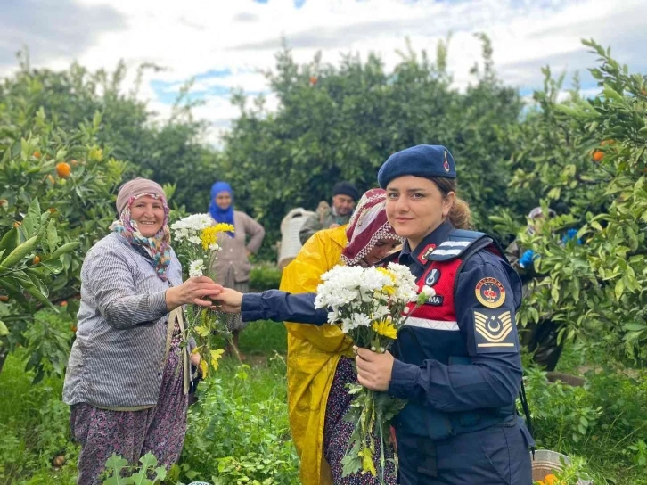 İzmir jandarması, mandalina bahçelerindeki kadınlarla buluştu
