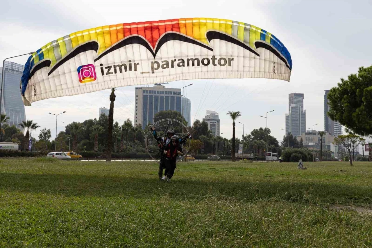 İzmir Körfezi’nde paramotor keyfi
