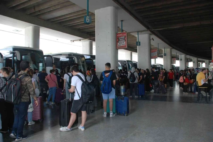 İzmir Otogarı’nda bayram yoğunluğu
