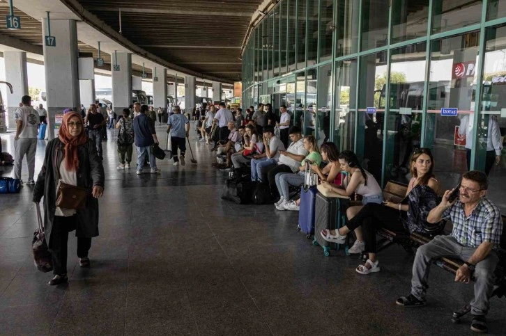 İzmir Otogarı’nda biletler tükendi, günde bine yakın araç çıkış yapıyor