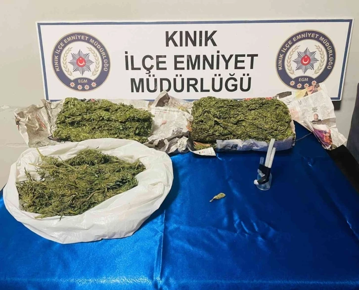 İzmir polisi uygulama sırasında uyuşturucuyu buldu
