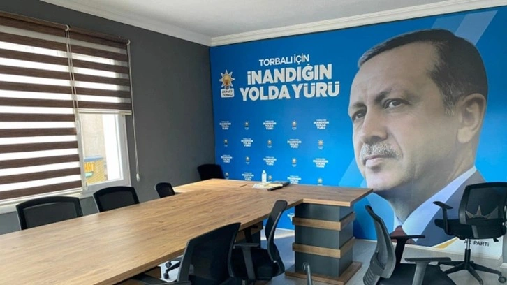 İzmir'de AK Parti binasına sopalı saldırı