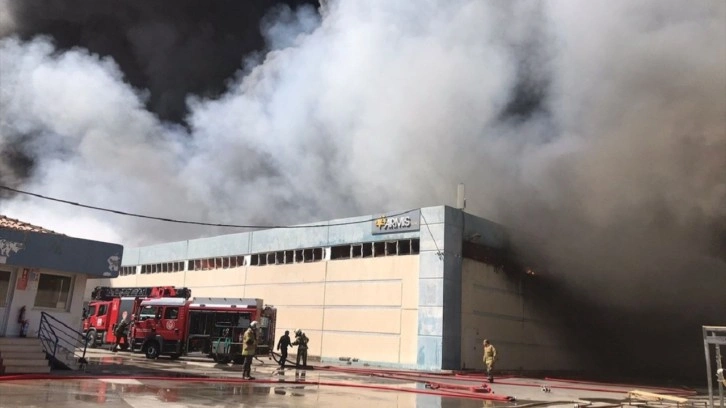 İzmir'de fabrika yangını çıktı. Yangına müdahale edilirken yangın 2 işletmeye daha sıçradı