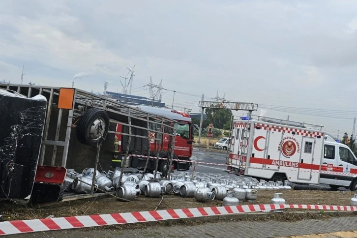 İzmir'de faciadan dönüldü: Tüp kamyonu ile tır çarpıştı