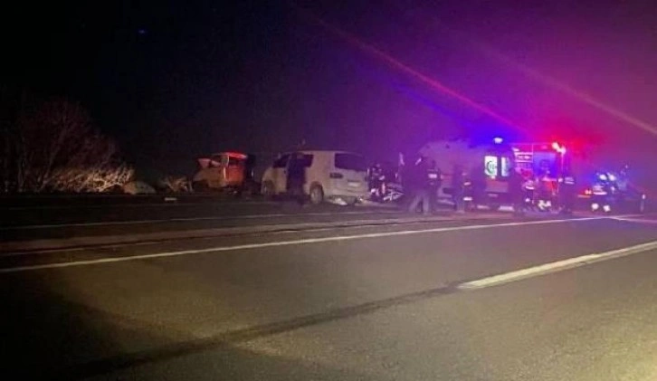 İzmir'de kamyonet ile minibüs çarpıştı: 1 ölü, 3 yaralı