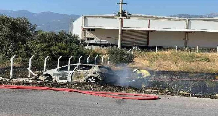 İzmir’de kaza yapan araçta çıkan yangın otluk alana sıçradı