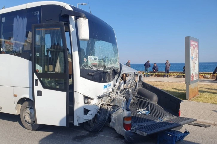 İzmir'de midibüs ile pikap çarpıştı: 1 ölü, 6 yaralı