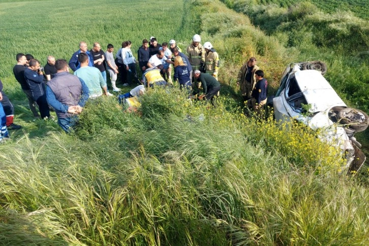 İzmir'de otomobil şarampole yuvarlandı: 1 ölü, 3 yaralı