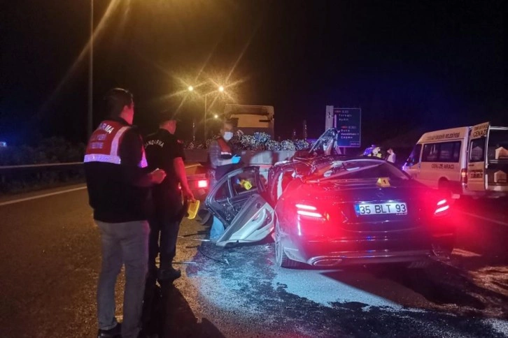 İzmir’de otomobil tıra ok gibi saplandı: 1 ölü