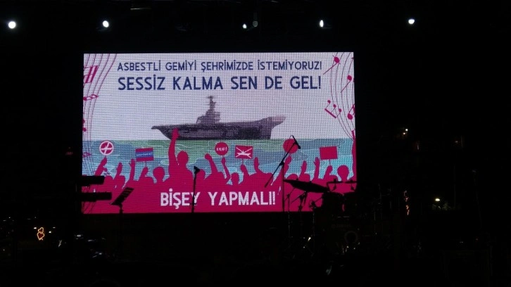 İzmir'de sökümü gündeme gelen uçak gemisinin kente gelmemesi için konser verildi
