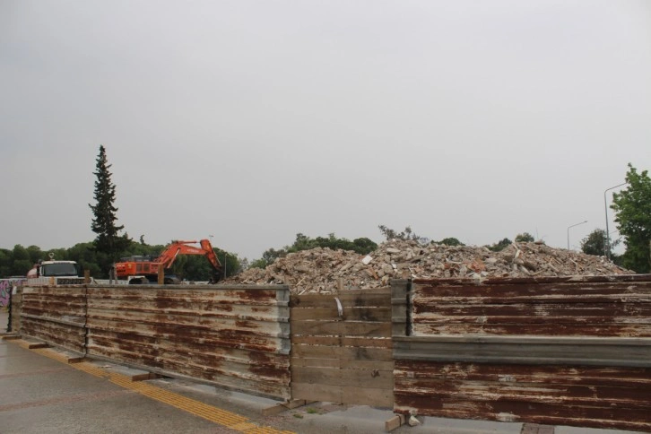 İzmir'in 40 yıllık 'Pisa Kuleleri' yıkıldı