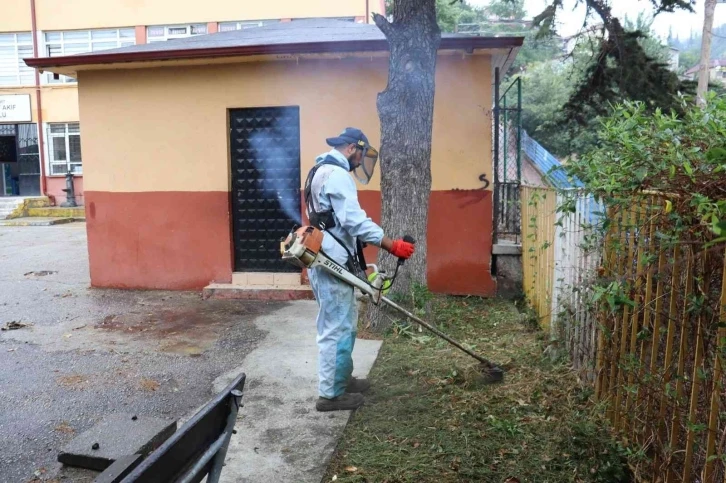 İzmit Belediyesi, yeni dönem öncesi okul bahçelerini temizliyor
