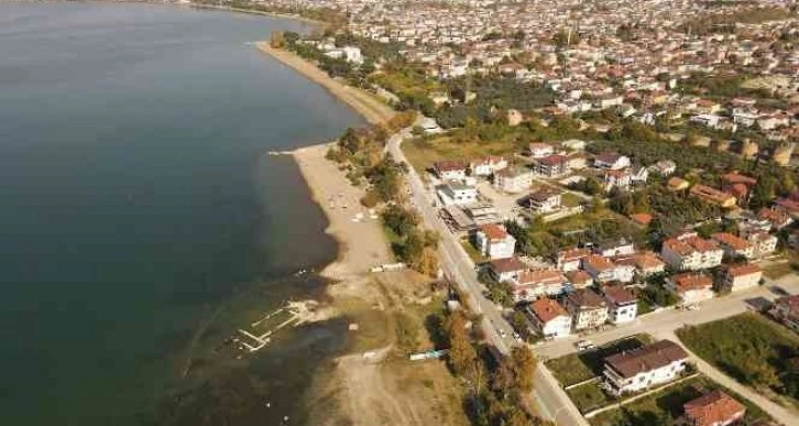 İznik Gölü’nde tehlikeli görüntü...Sular altındaki bazilika günyüzüne çıktı