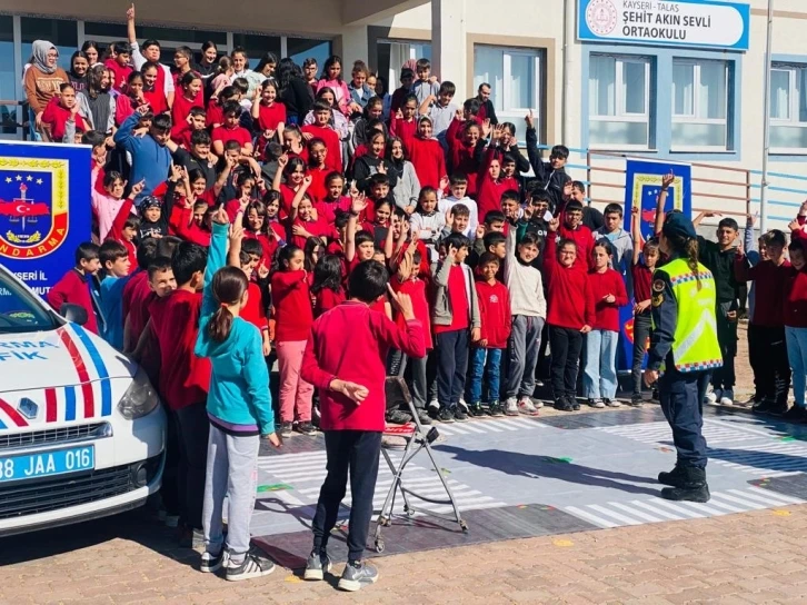 Jandarma 695 öğrenciye trafik eğitimi verdi
