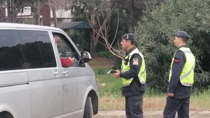 Jandarma alkolmetreyi üfletmek için  yarım saat dil döktü, üfleyince cezayı yedi
