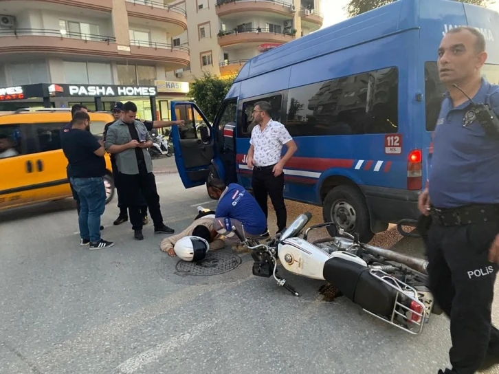 Jandarma aracı ile motosiklet çarpıştı: 1 yaralı
