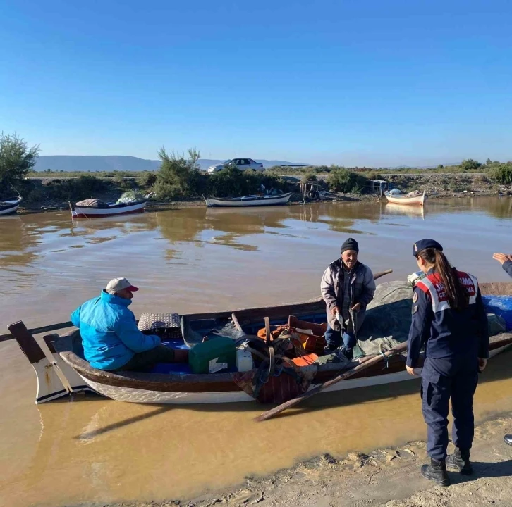 Jandarma balık avcılarını hem denetledi, hem de bilgilendirdi
