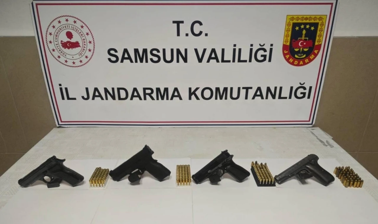 Jandarma bir evde 4 adet tabanca ele geçirdi
