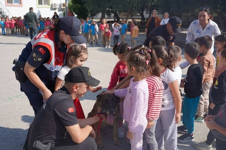 Jandarma çocuklara hayvan sevgisini anlattı
