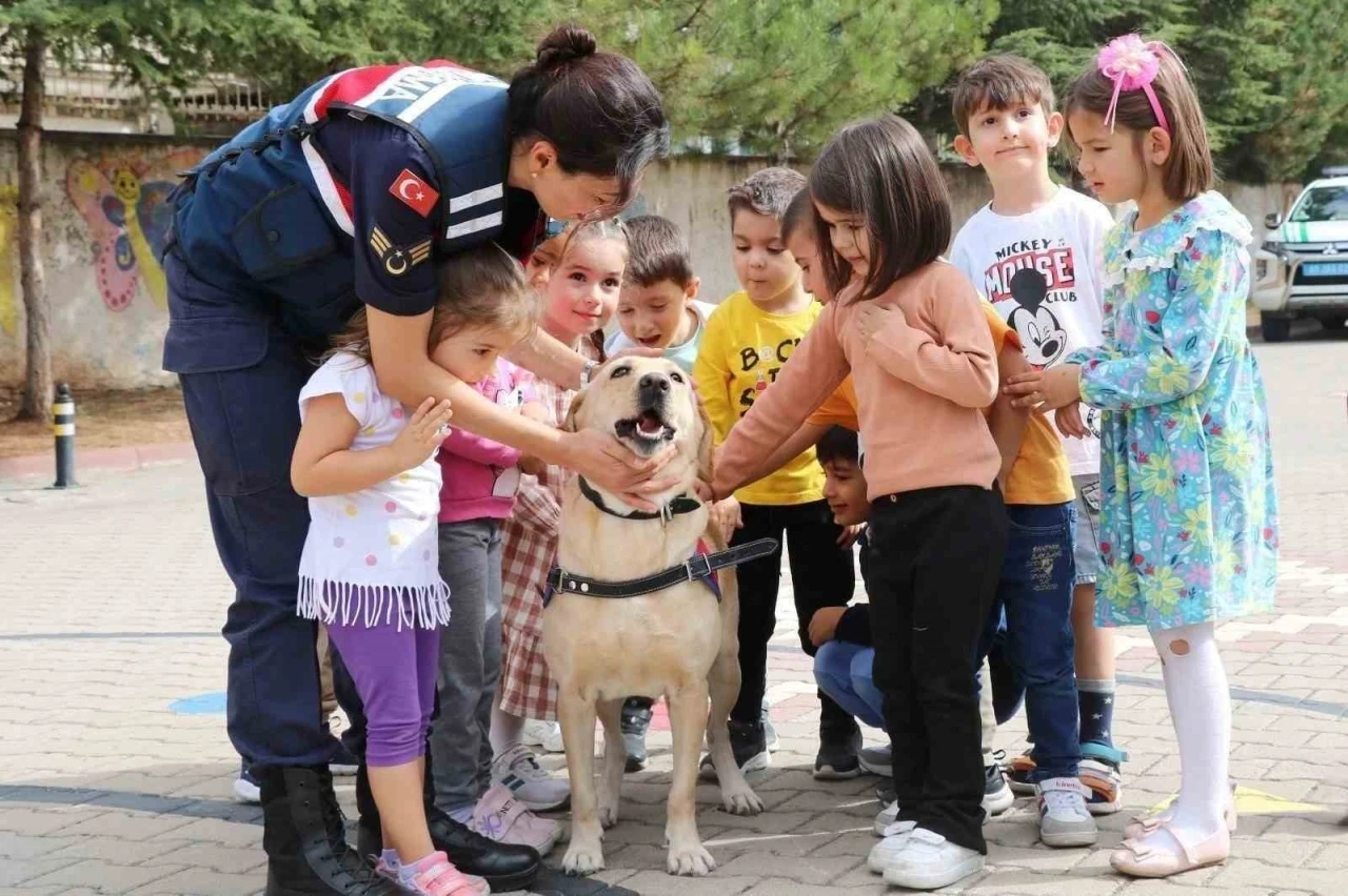 Jandarma çocukları bilgilendirdi
