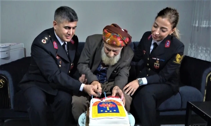 Jandarma, Cumhuriyet ile yaşıt olan dedeyi evinde ziyaret ederek doğum gününü kutladı
