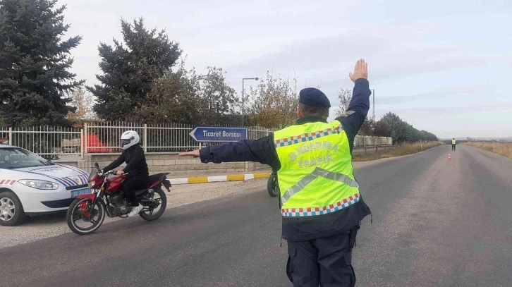 Jandarma ekipleri, motosiklet sürücülerine "Reflektif" yelek dağıttı
