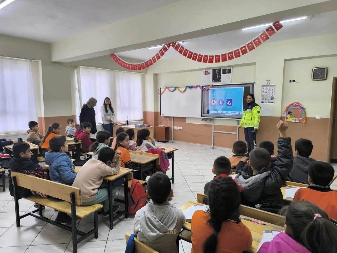 Jandarma ekipleri, öğrencilere trafik eğitimi verdi
