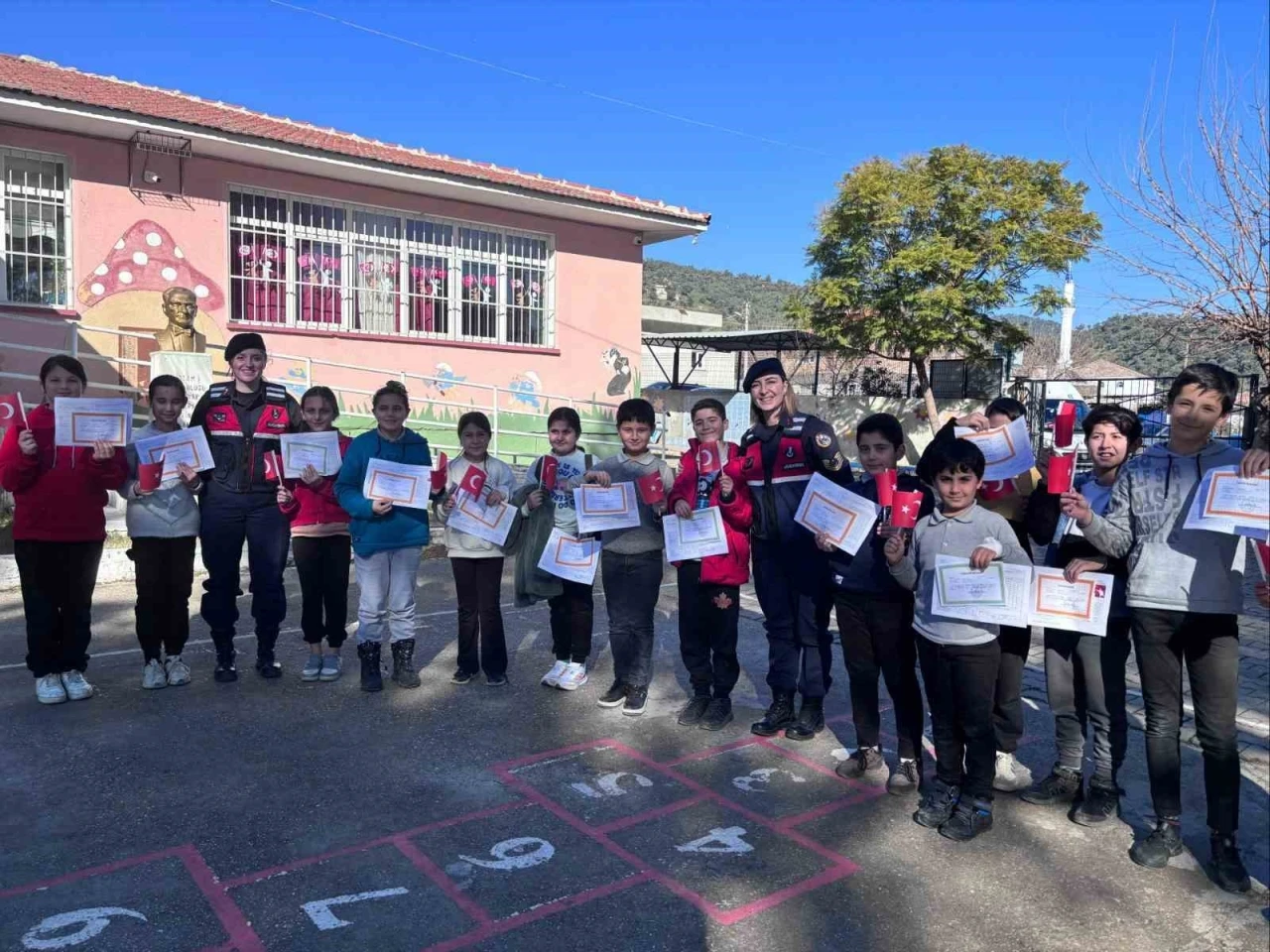 Jandarma ekipleri öğrencilerin karne heyecanına ortak oldu
