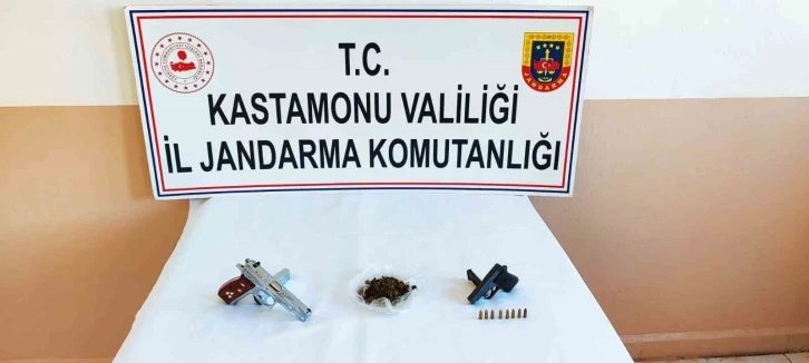 Jandarma ekiplerinin şüphesi ele verdi, durdurulan araçta esrar ele geçirdi: 3 gözaltı
