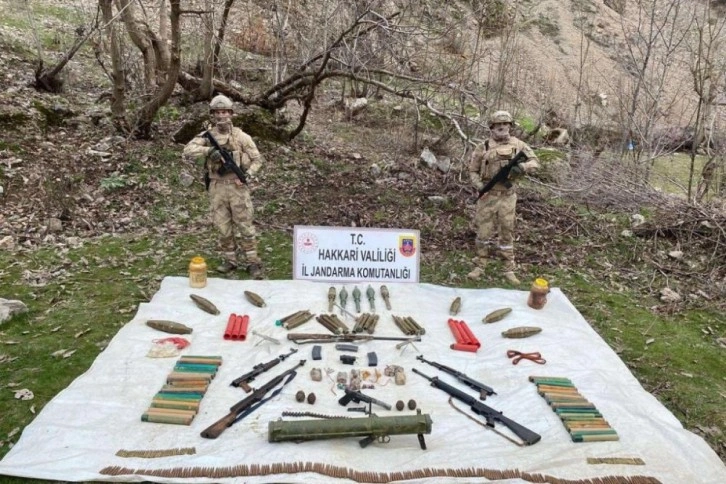 Jandarma, Hakkari kırsalında çok sayıda mühimmat, teçhizat ve malzeme ele geçirdi