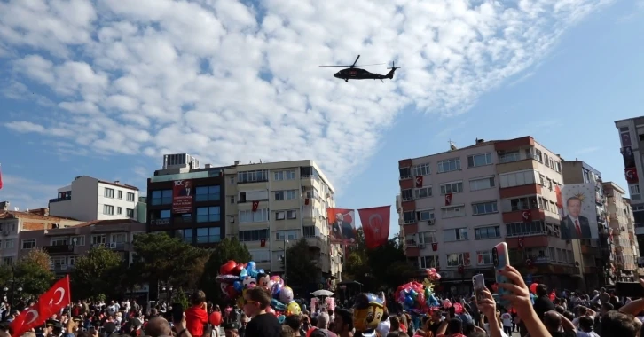 Jandarma helikopterinden müthiş gösteri: Alçak uçuşu görenleri büyüledi
