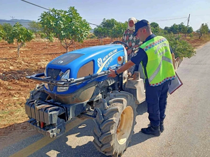 Jandarma, Karacasu’da traktör sürücülerine eğitim verdi
