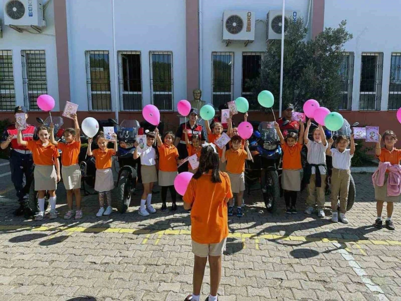 Jandarma ‘Kız Çocukları Günü’nde kız çocuklarını unutmadı
