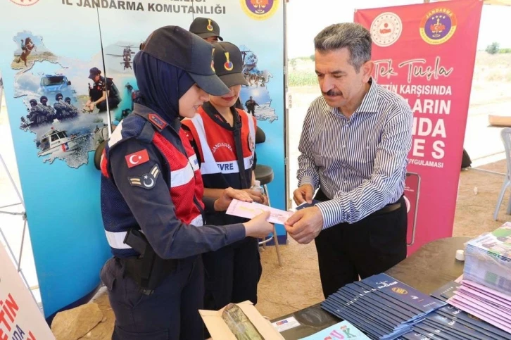 Jandarma Lavanta Festivali’nde vatandaşları kadına şiddete karşı bilgilendirdi
