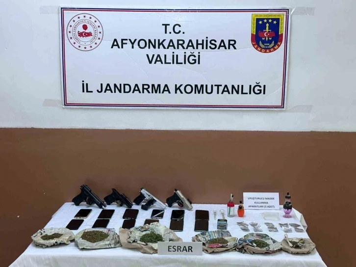 Jandarma metruk eve yaptığı uyuşturucu baskınında 190 gram esrar ele geçirdi
