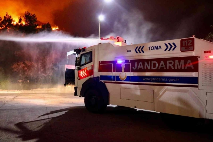 Jandarma’nın TOMA’ları yangına müdahale ediyor
