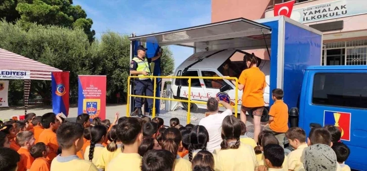 Jandarma öğrencilere emniyet kemerinin önemini anlattı
