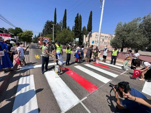 Jandarma, özel bireylerle yaya geçidini boyadı