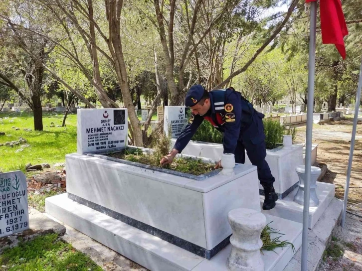 Jandarma şehitlikleri temizledi, bayrakları yeniledi
