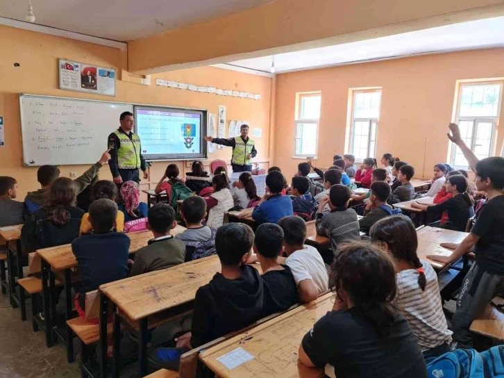 Jandarma tarafından öğrencilere, trafik eğitimi verildi
